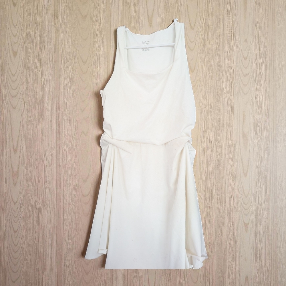Elegant White Sleeveless Dress